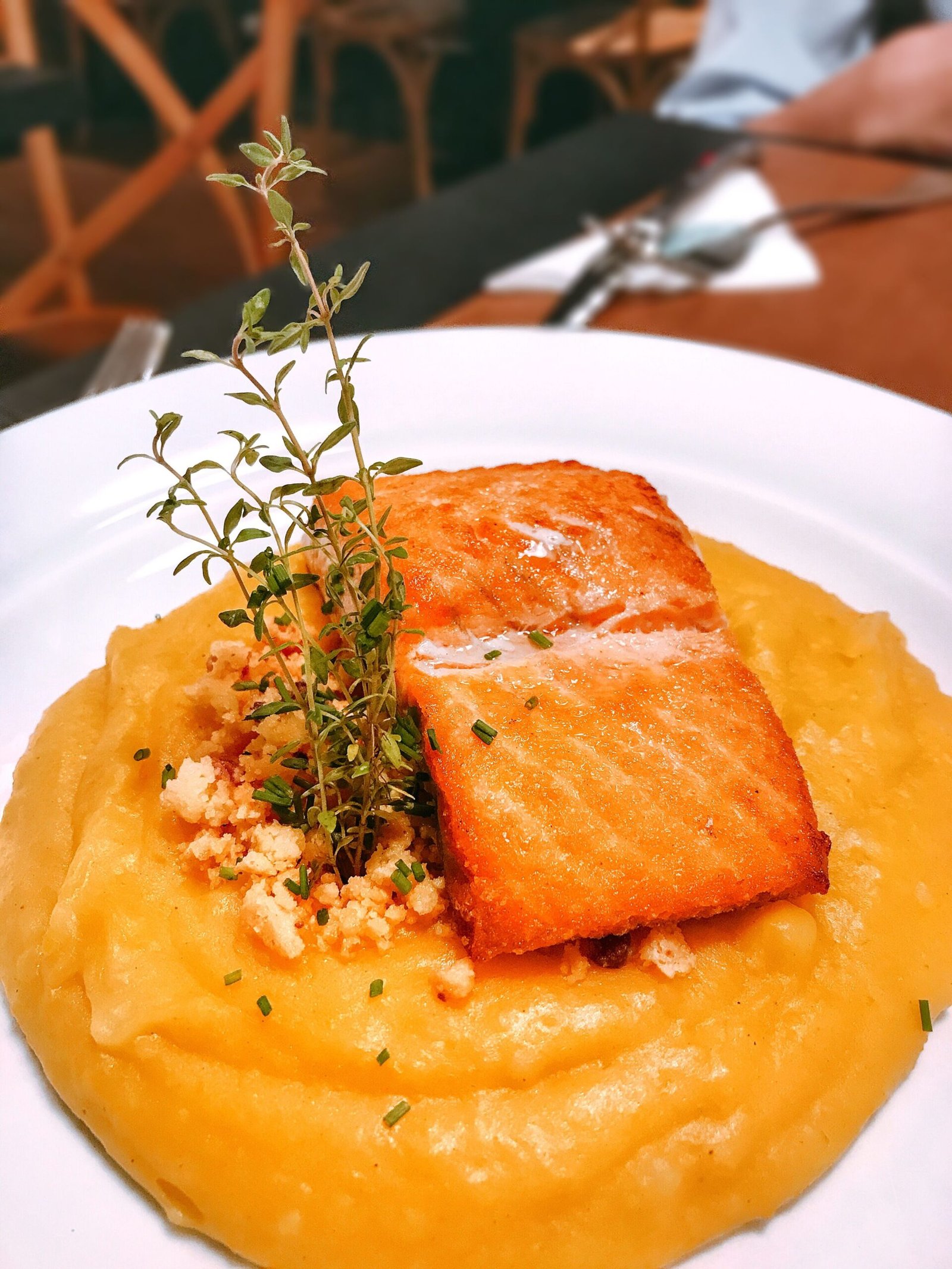 Restaurante com ambiente acolhedor e mesas cheias em Quarteira